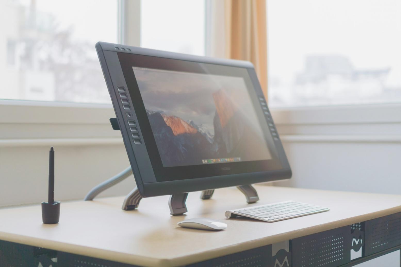 Espacio de trabajo con múltiples monitores mostrando pipelines de assets 3D